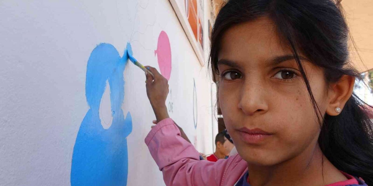 Okul duvarlarına resim nakşedip eğlendiler