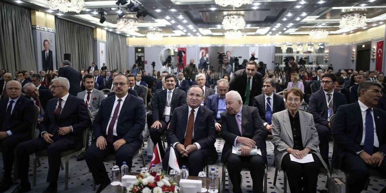 Adalet Bakanı Bozdağ: “Türkiye’de kadınlar kıyafetlerine göre ayrı ayrı muameleye tabi tutulmasınlar istiyoruz”