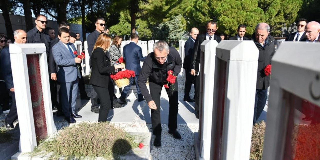 NATO Genel Sekreteri Stoltenberg, Şehitler Abidesi’ni ziyaret ederek karanfil bıraktı