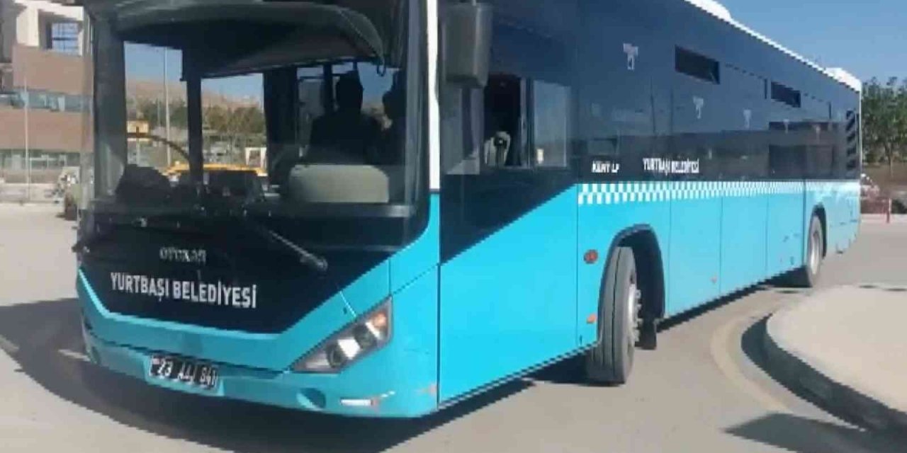 Kalp krizi geçiren yaşlı adamı otobüsle hastaneye yetiştirdiler