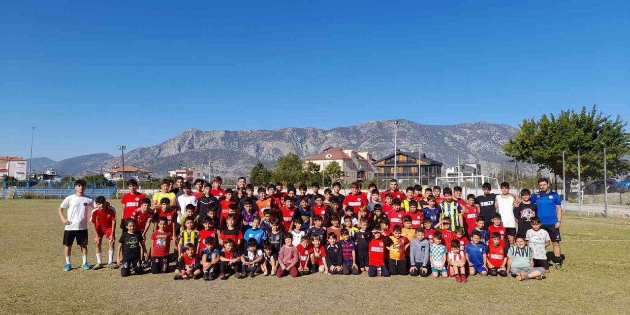 Döşemealtı Belediyesi futbol okulu 20 minik sporcuya lisans çıkarttı