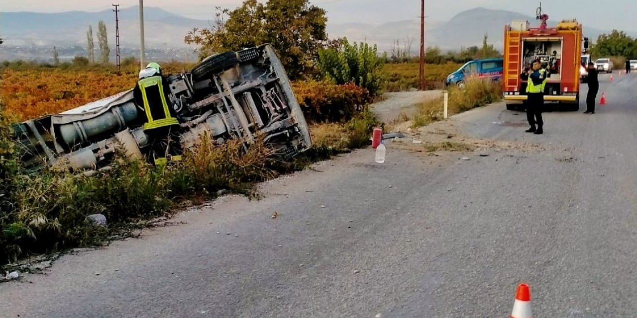Kontrolden çıkan dolu yakıt tankeri tarlaya devrildi: 1 yaralı