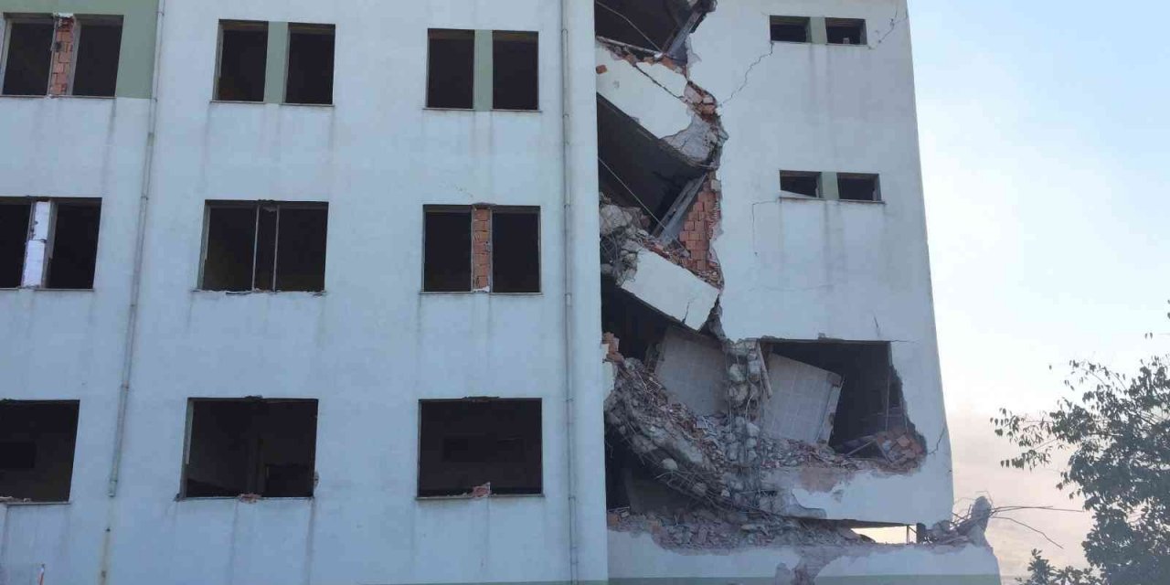 Kaymakam Ünal boşaltılan okulun yıkım çalışmalarını yerinde inceledi