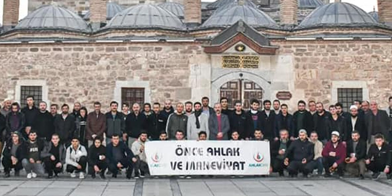Dünya Ahlak ve Maneviyat Derneği'nden Konya Mevlana Meydanı'nda süt ve simit ikramı