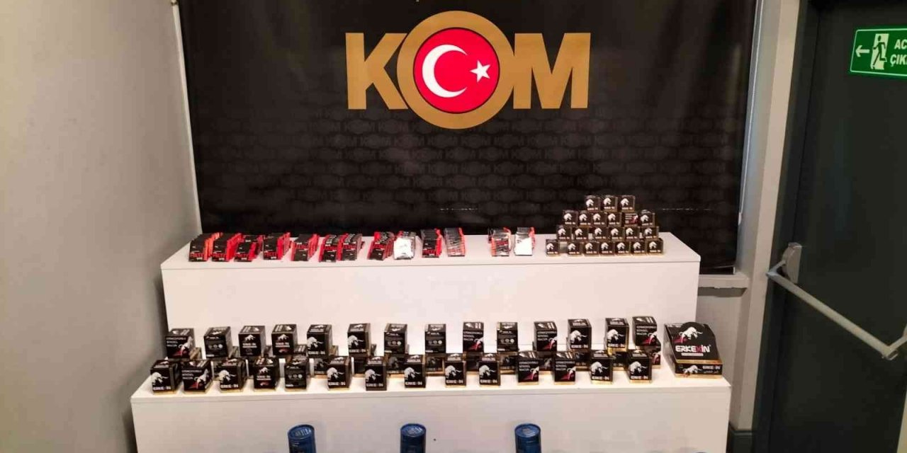 Şüpheli şahısların adreslerinde 450 adet cinsel içerikli ürün bulundu