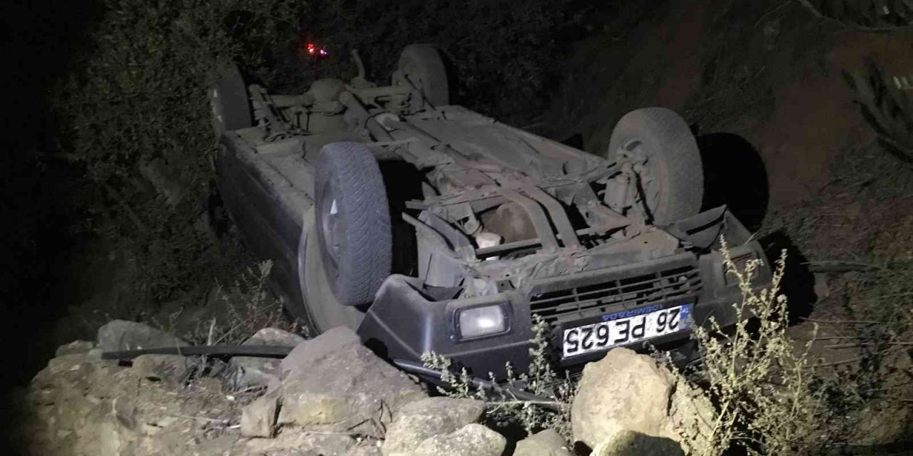Uçuruma yuvarlanıp ters dönen araçtan yaralı kurtuldular