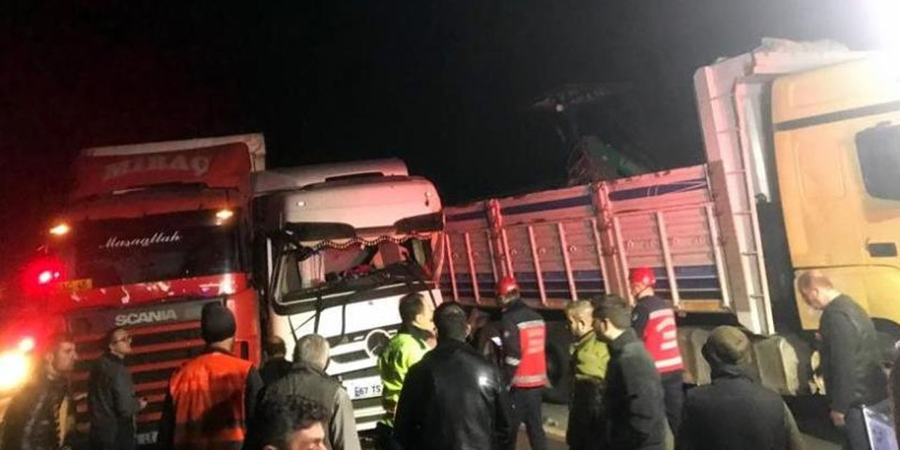 Geyve'de zincirleme kaza! D-650 Kara Yolu kilitlendi