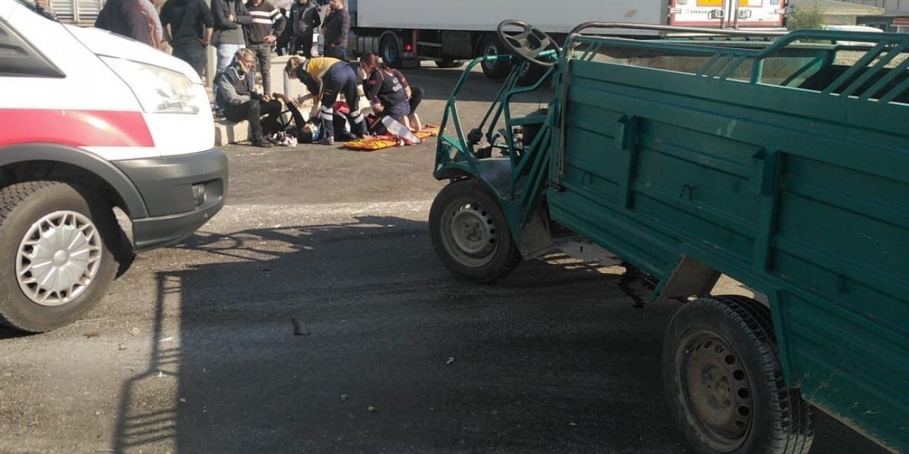 Patpatla otomobilin çarpıştığı kazada 2 kişi yaralandı