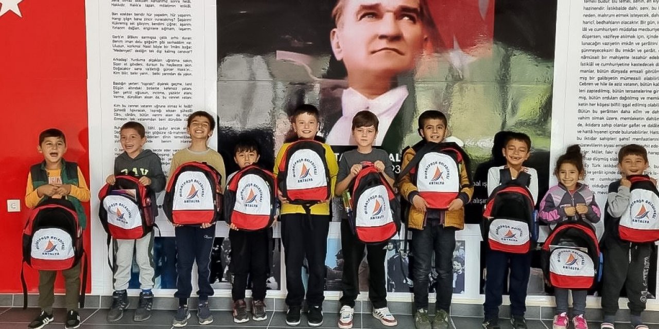 19 yıl sonra açılan okulun öğrencilerine kırtasiye desteği