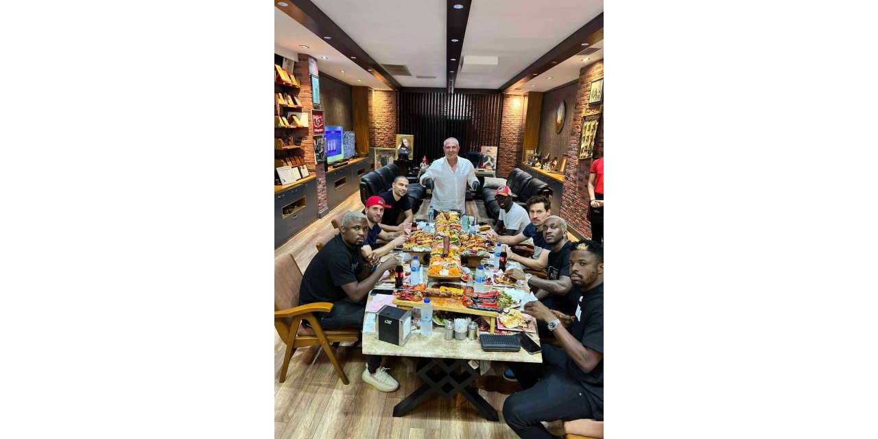 Adana Demirsporlu futbolculara kebap keyfi