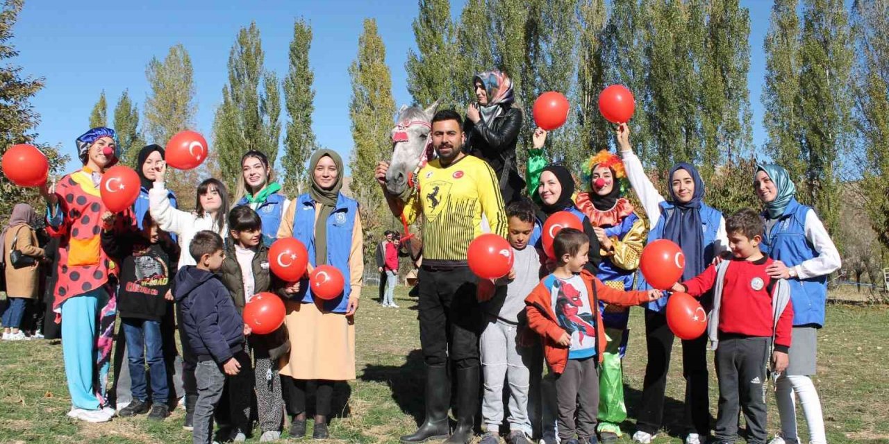 Özel çocukların at binerek ok atarak ata sporlarıyla tanıştığı anlar yüzlerde tebessüm oluşturdu
