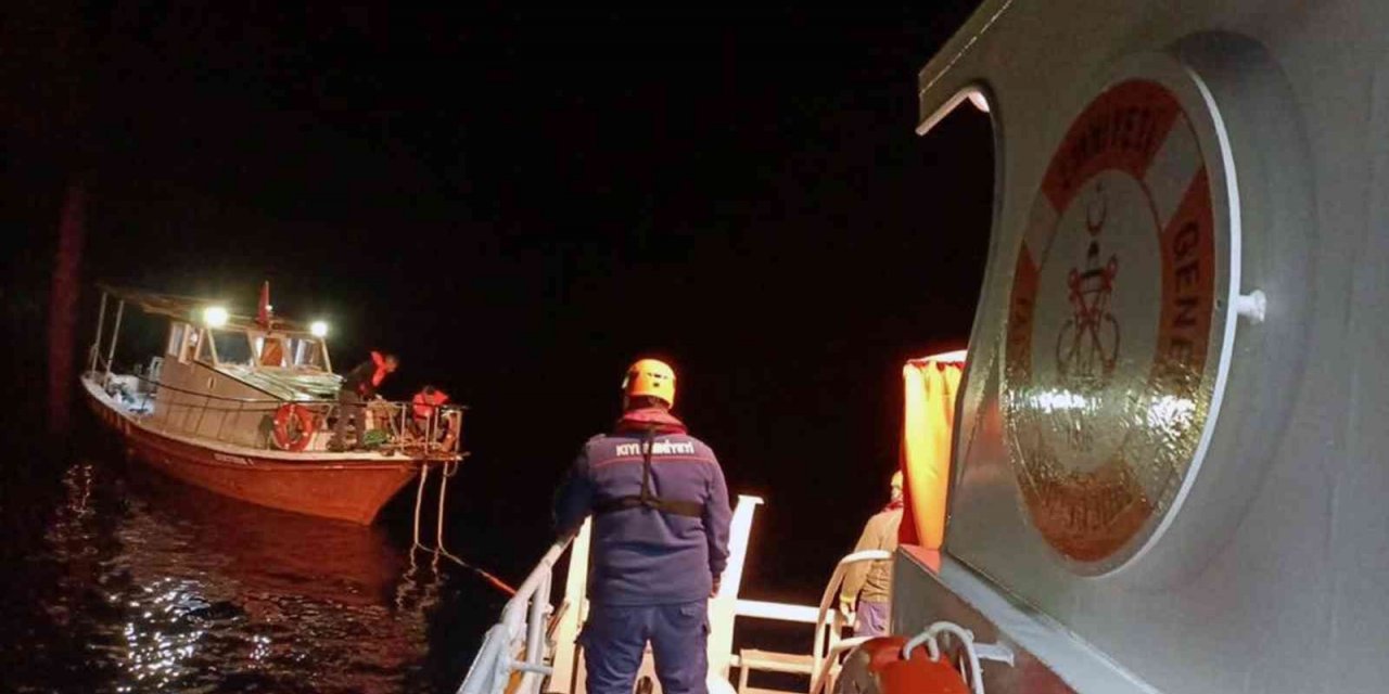 Gemiler koyunda sürüklenen tekne kurtarıldı