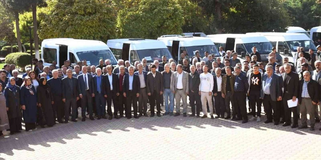 Cumhurbaşkanını karşılamak için uzun konvoy oluşturdular