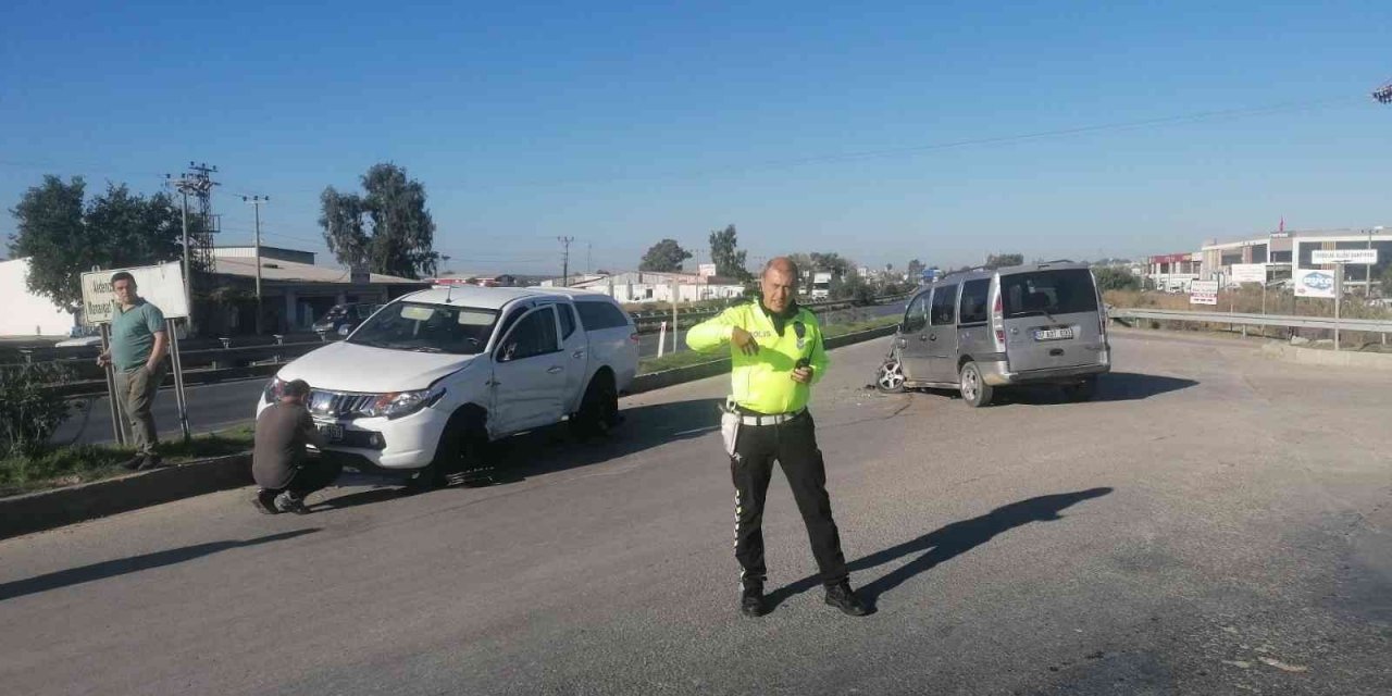 Kamyonetle hafif ticari araç çarpıştı, şans eseri yaralanan olmadı