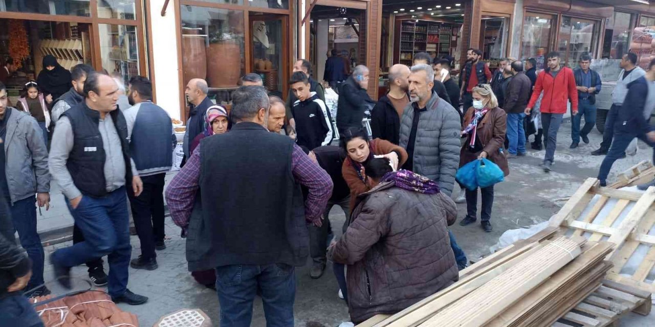 Tarihi Kapalıçarşı’da sundurma çöktü: 5 yaralı