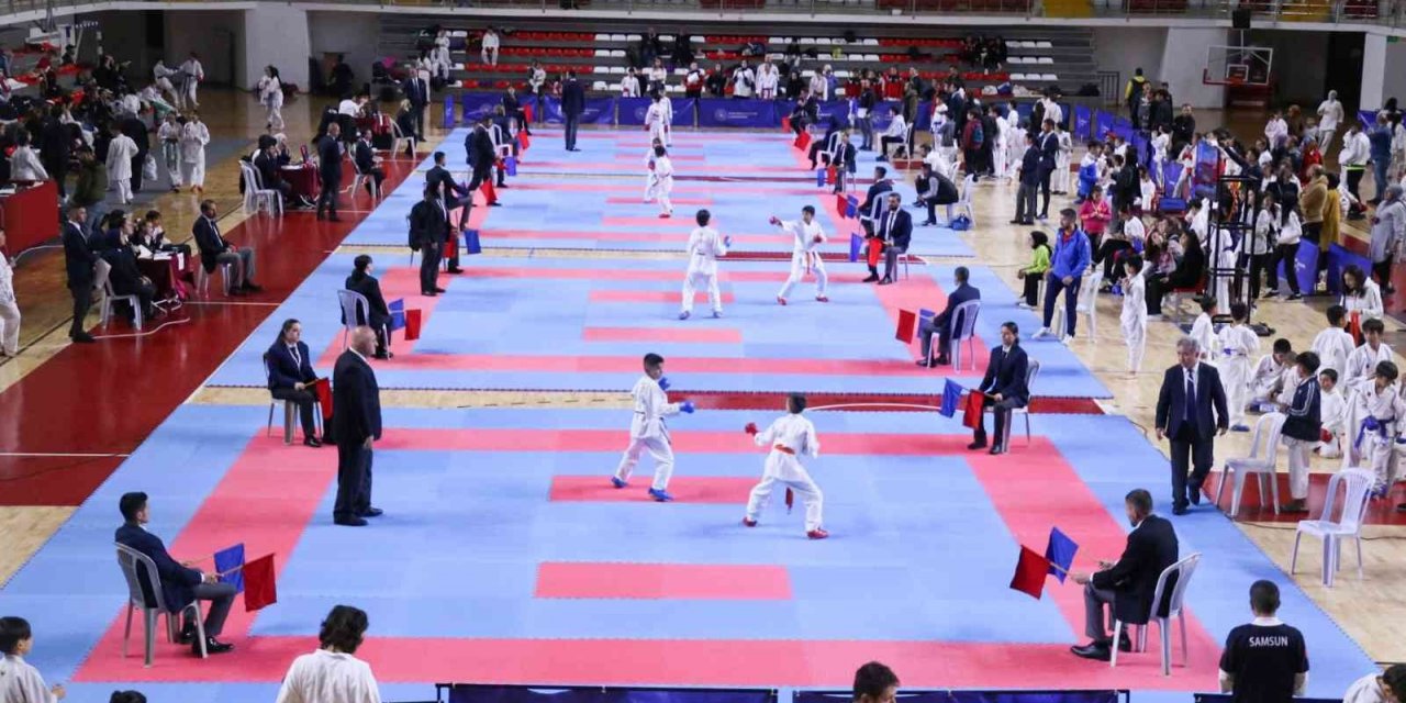 7. Cumhuriyet Kupası iller arası karate turnuvası Sivas’ta başladı