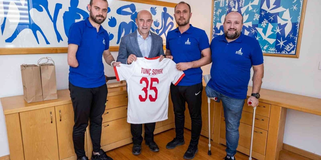 Dünya şampiyonu Ampute Milli Takımı’nın kalecisi Erdi Arslan İzmir’in gururu oldu