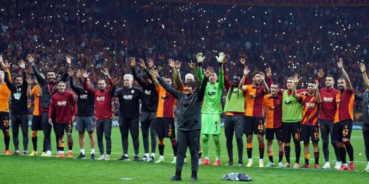 Galatasaraylı futbolcular, derbi galibiyetini taraftarlarla kutladı