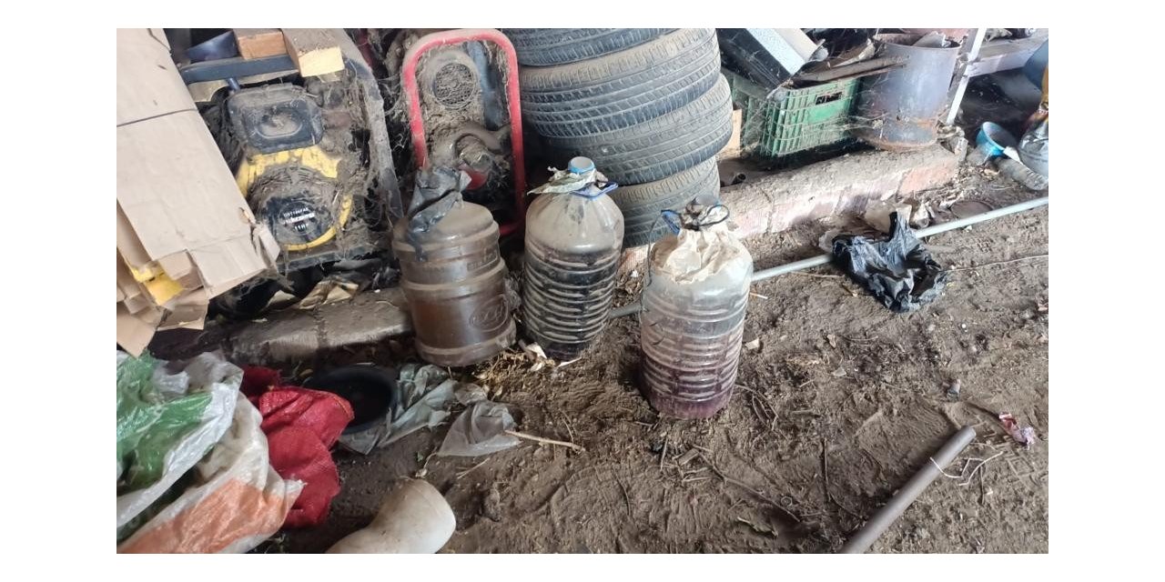 Ahırda fare pisliklerinin içinde sahte içki hazırlayıp satmış