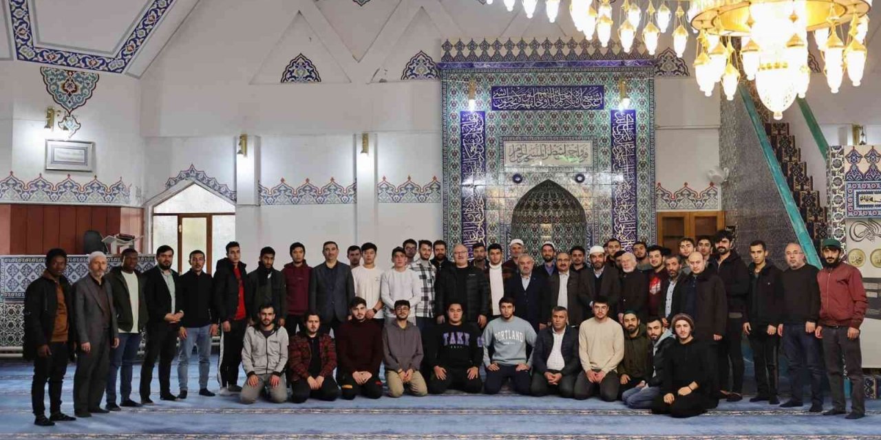 Üniversite gençliği camide buluştu