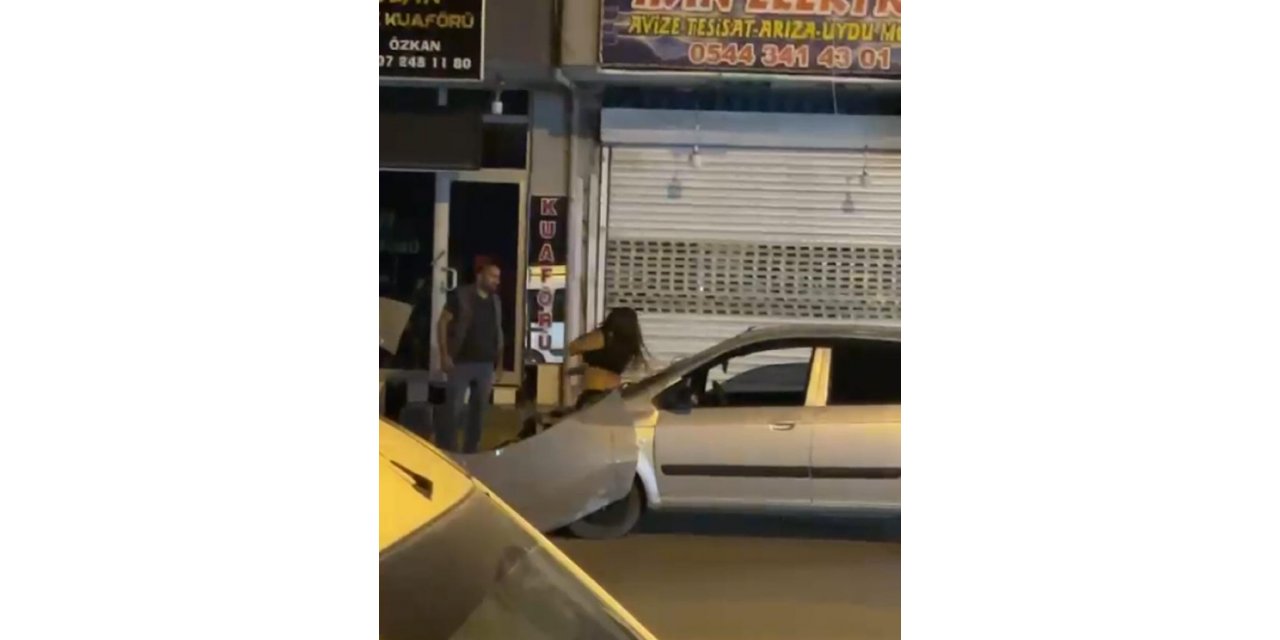 Kaza yapan sürücü çılgına döndü, aracına zarar verdi