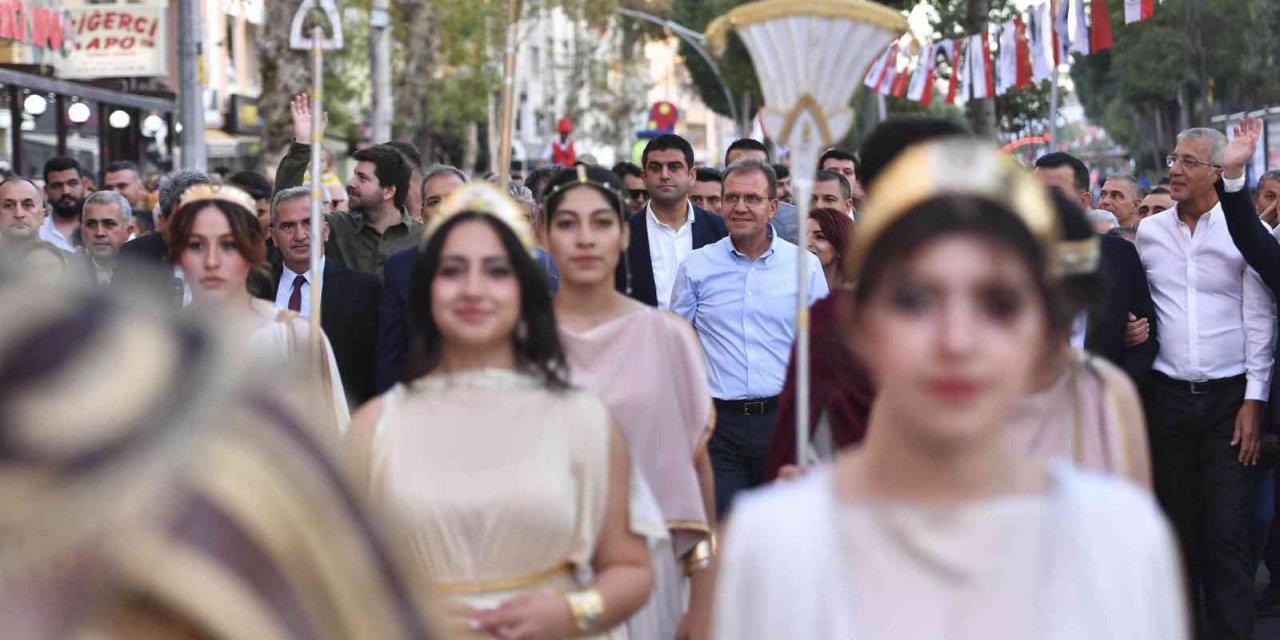 Festivalin kortej yürüyüşü ilçeye renk kattı
