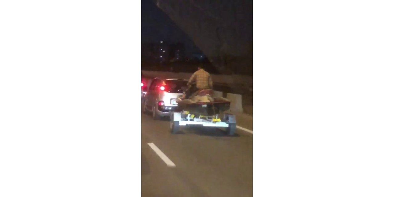 Tuzla’da ilginç görüntü: Denizde değil otoyolda jet ski ile yolculuk etti