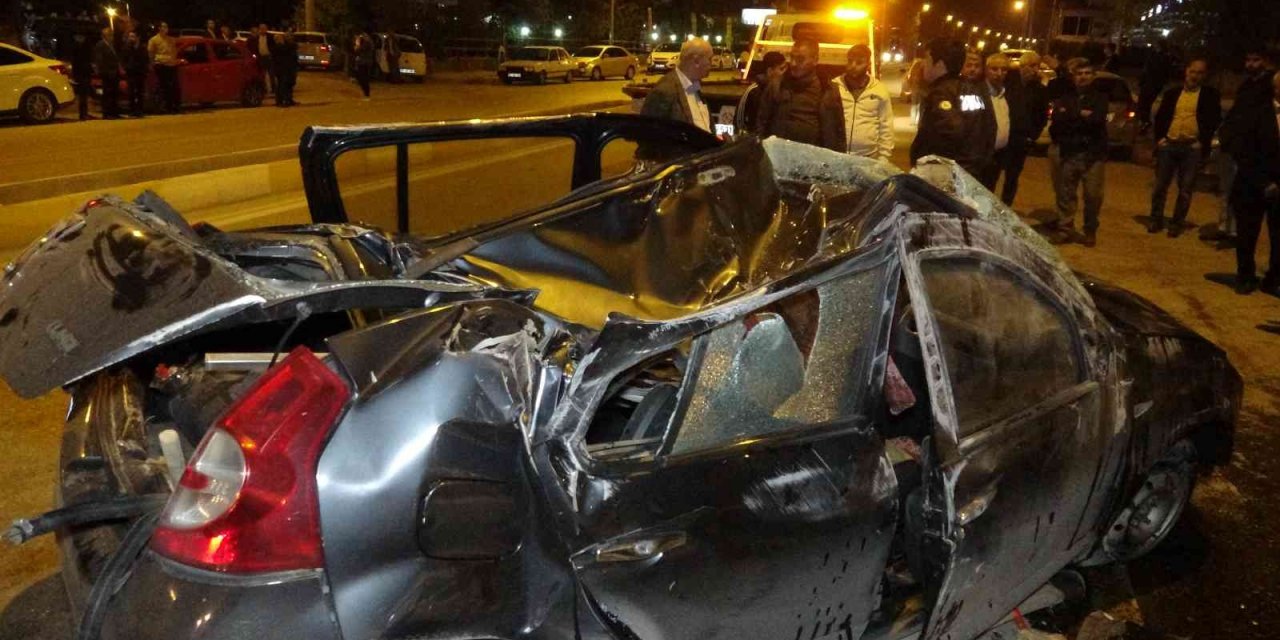 Otomobil metrelerce havaya uçup park halindeki aracın üzerine düştü