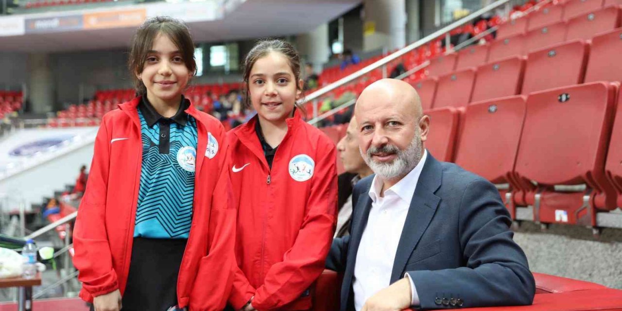 Başkan Çolakbayrakdar, Türkiye’nin dört bir yanından gelen sporcuları ziyaret etti