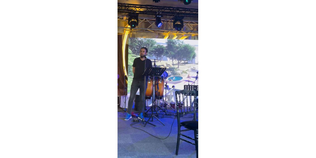 Onu herkes iş adamı olarak biliyor, şarkılarını milyonlar dinliyor