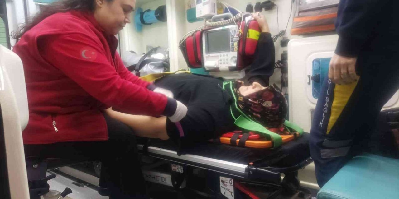 Aniden hareket eden minibüsten düştü