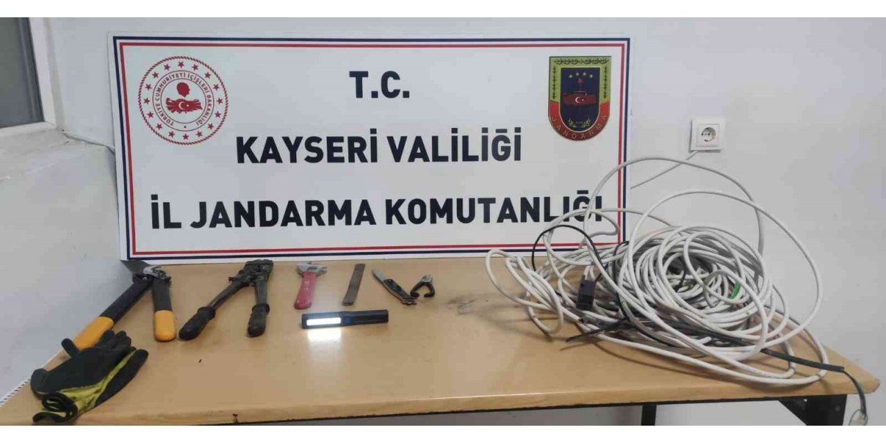 Elektrik kablolarını kesen 3 kişi yakalandı