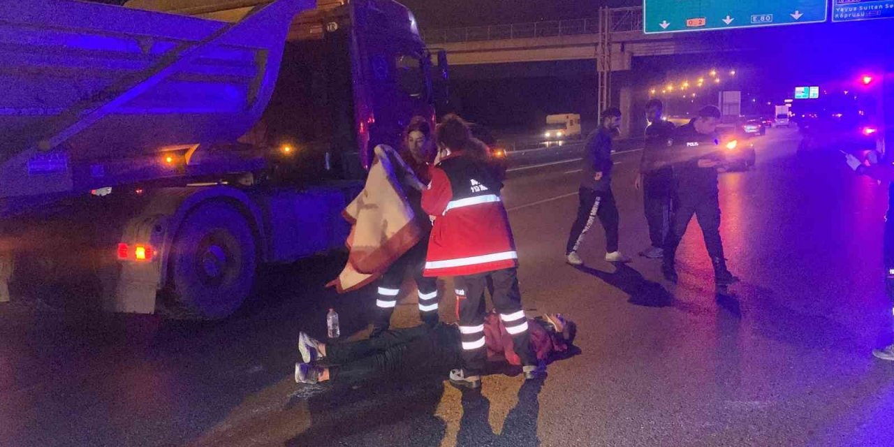 TEM’de akılalmaz kaza: Şakalaşırken motosikletten düştüler