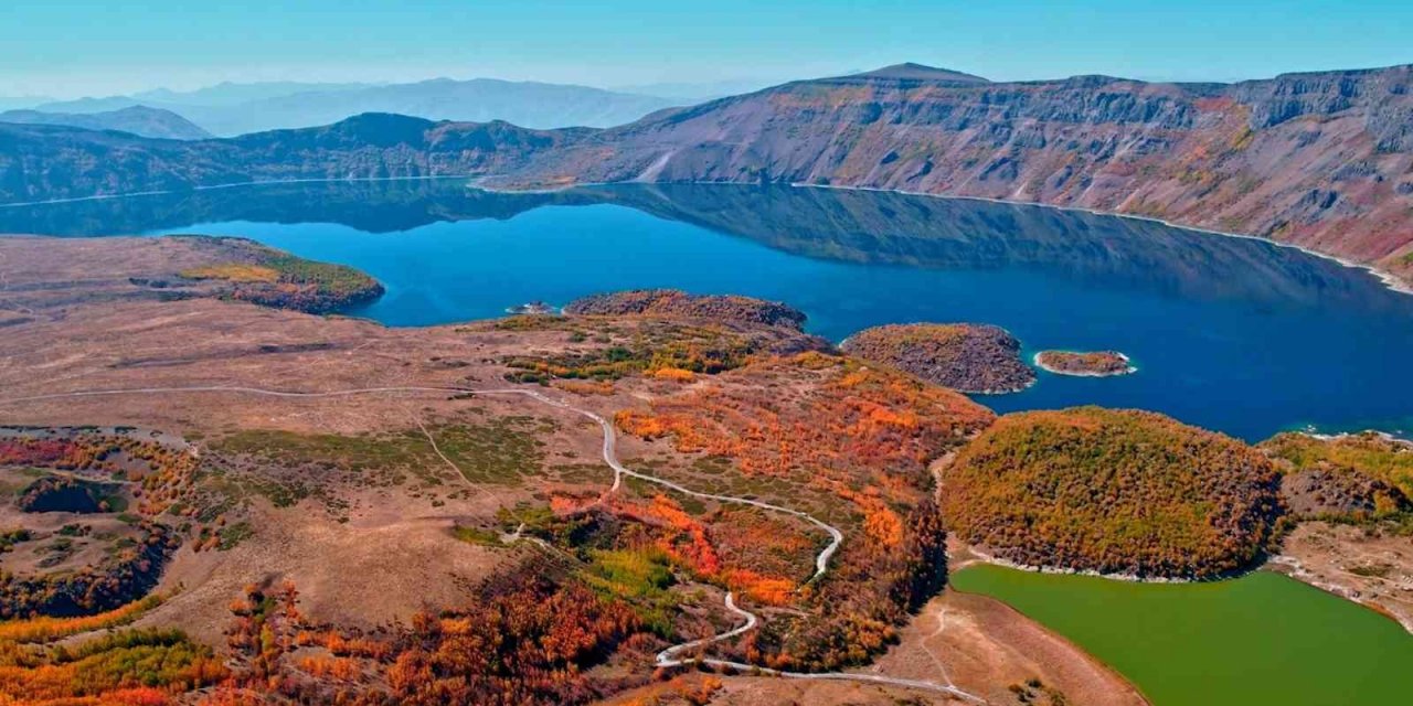 Kışa hazırlanan Nemrut Krater Gölü’nde renk cümbüşü