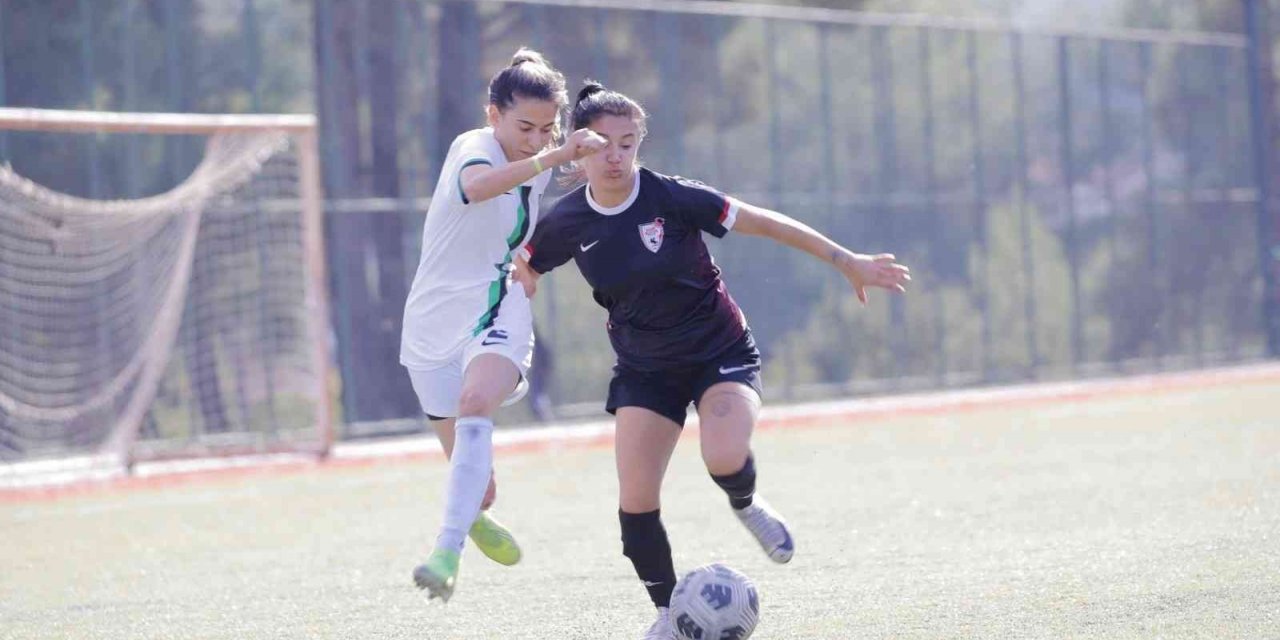 Horozkent rakibini 4 golle gönderdi