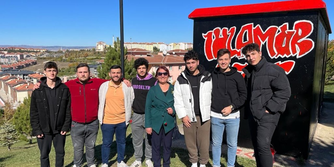 Mahalleyi güzelleştirmek için gençler ve muhtar güç birliği yaptı