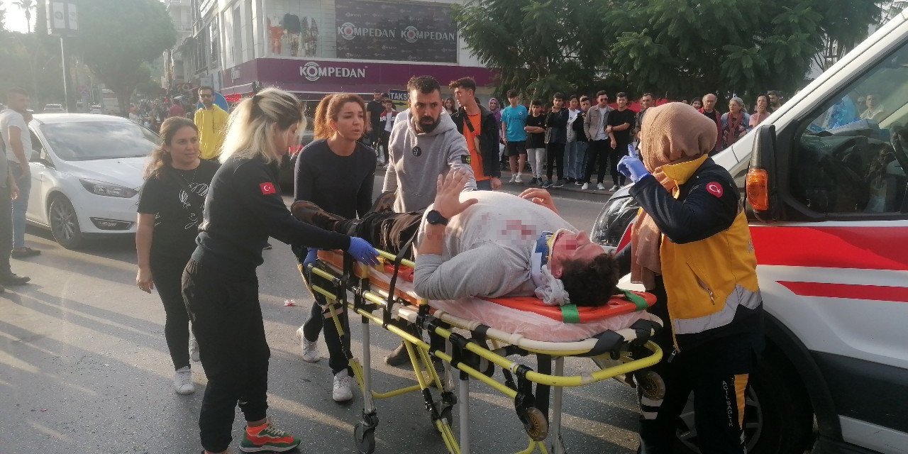 Panelvana arkadan çarpıp kaskıyla camı patlattı