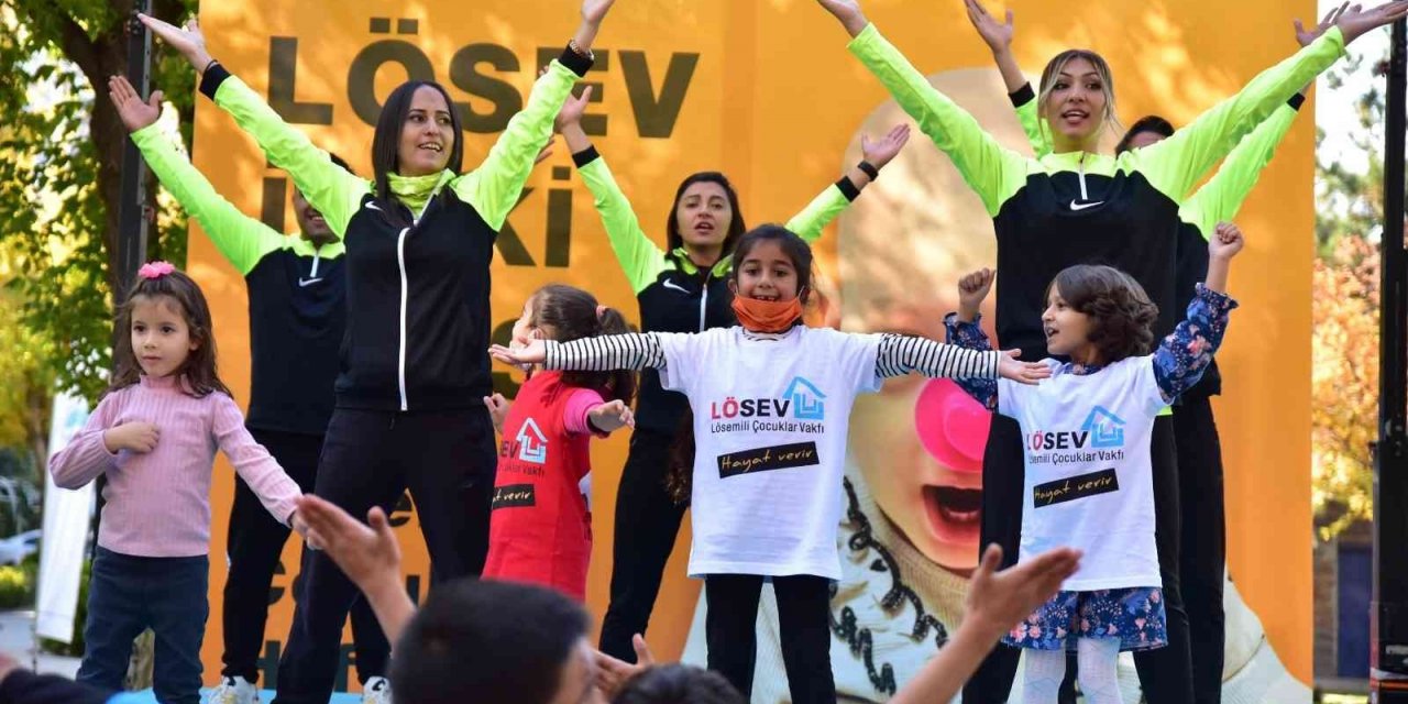 Büyükşehir, lösemili çocuklara moral ve sevgi dağıttı