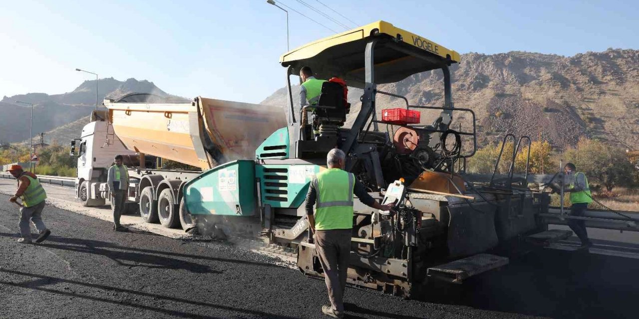 Başkan Büyükkılıç: “Fatih Sultan Mehmet Bulvarı’nda 7 bin ton asfalt döküyoruz”