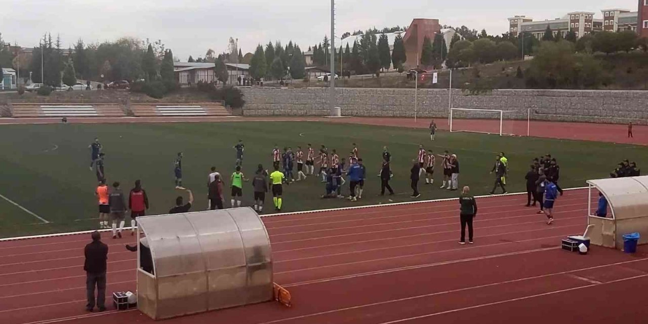 Kırmızı kart gören oyuncu 3 dakika daha sahada top oynadı