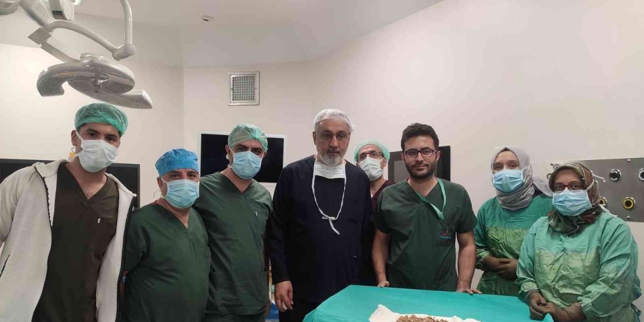 Böbreğinde 13 santimlik taş tespit edilen hasta, kapalı ameliyatla sağlığına kavuştu