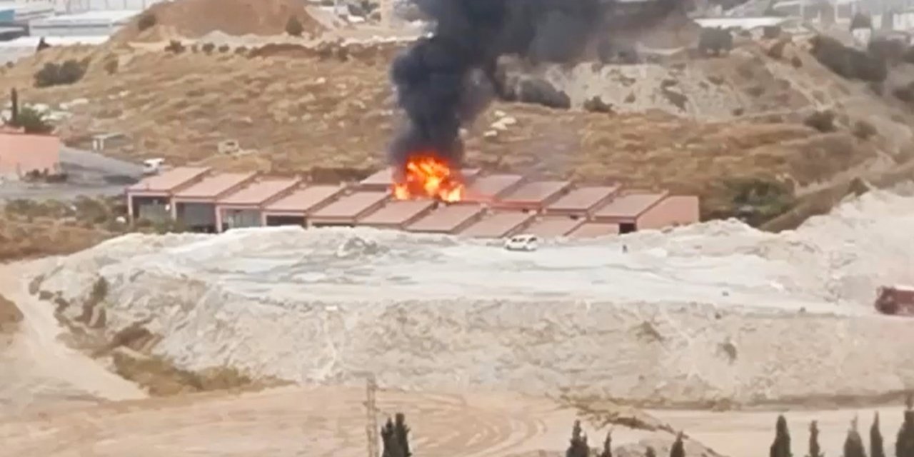 Alev alev yanan işyeri kullanılamaz hale geldi