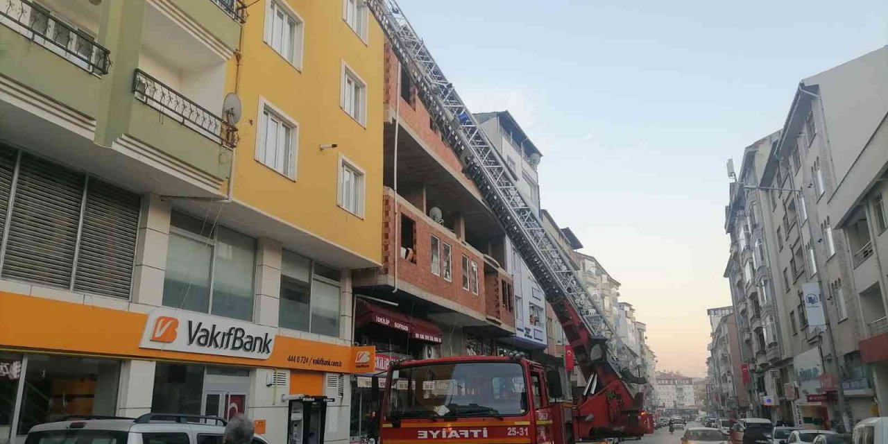 Yakınlarının haber alamadığı yaşlı kadın evinde ölü bulundu