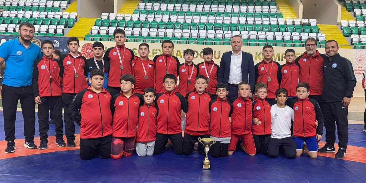 Güreş minderinde ‘Yıldırım’ fırtınası