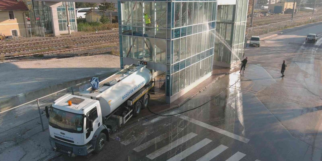 Otogarda ve üst geçitte temizlik mesaisi