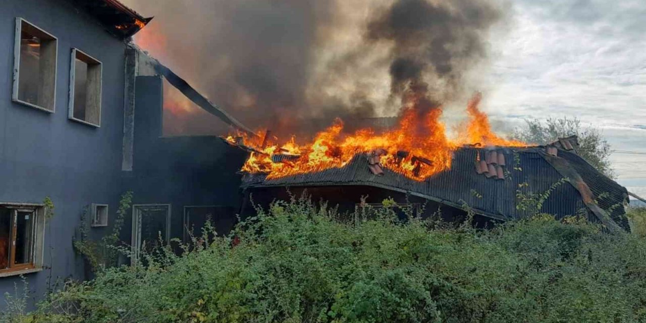 Kullanılmayan 2 katlı binada yangın