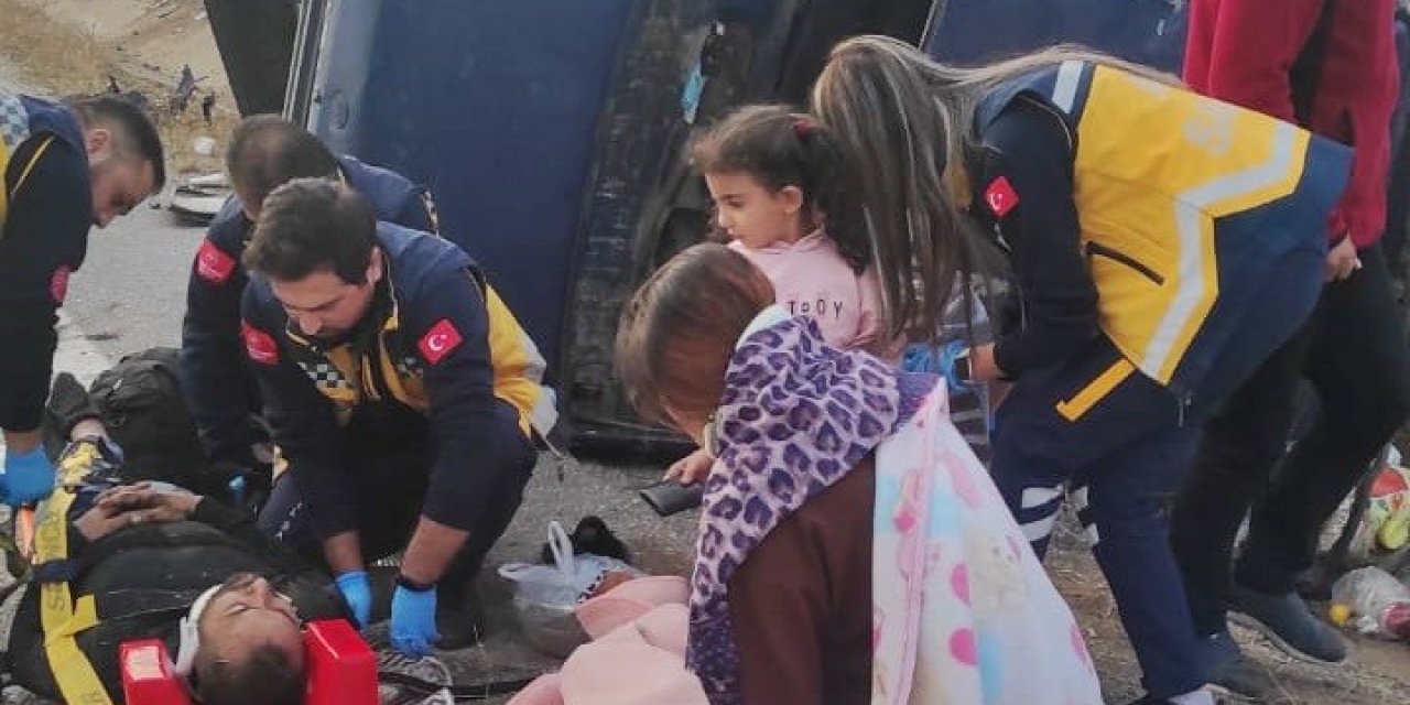 Kontrolden çıkan otomobil refüje devrildi: 5 yaralı