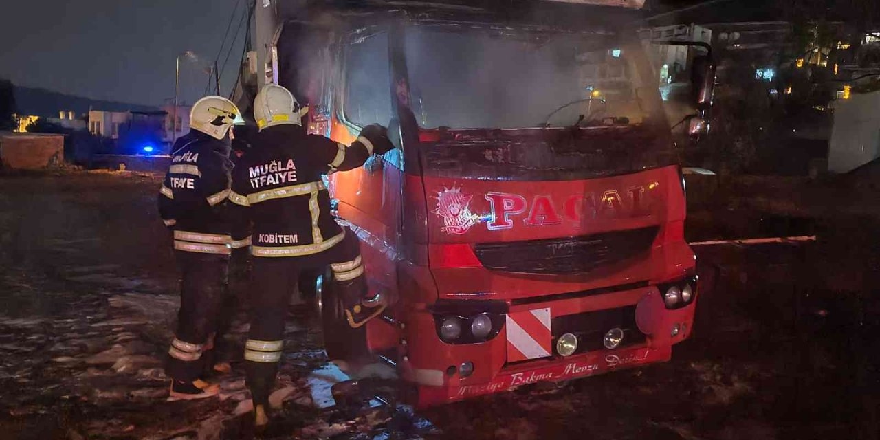 Park halindeki kamyon kundaklandı