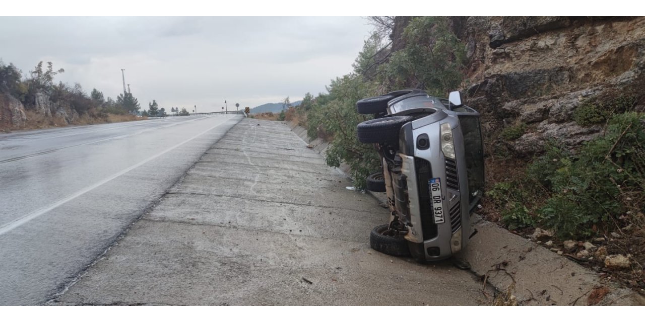 Antalya’da kontrolden çıkan kamyonet takla attı: 1 yaralı