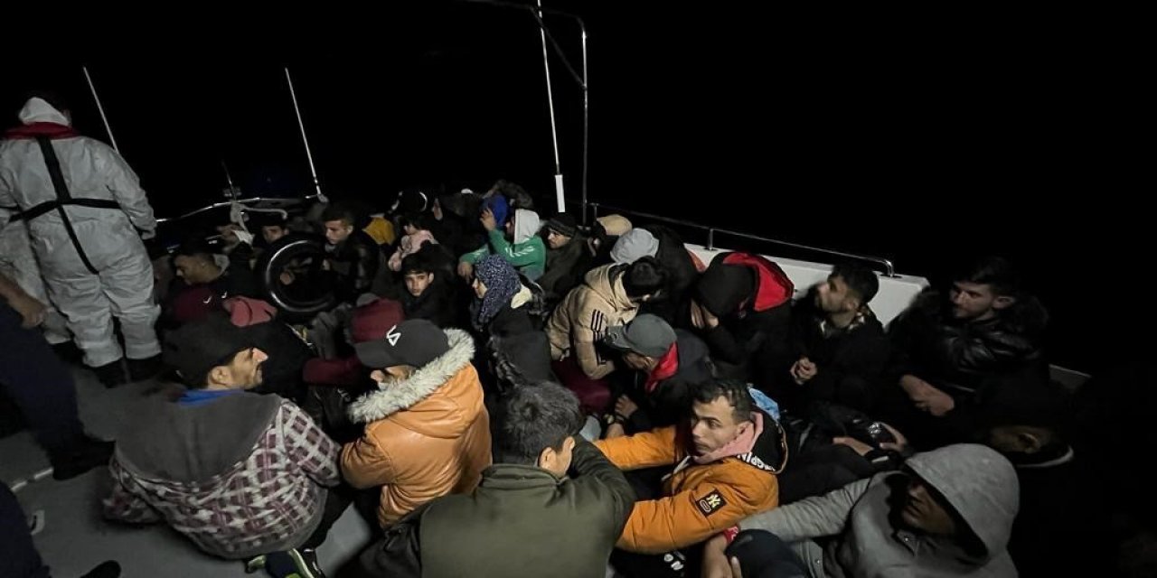 İzmir açıklarında 138 düzensiz göçmen kurtarıldı, 75 göçmen yakalandı